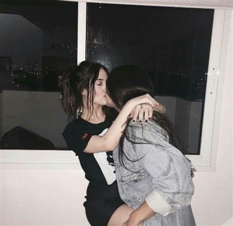 lesbica gostosas|Duas amigas lésbicas se pegam gostoso na hora do sexo lésbico!.